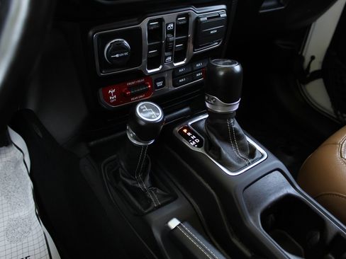 Used 2020 Jeep Wrangler Unlimited Rubicon w/ Dual Top Group AWD/4WD image 19