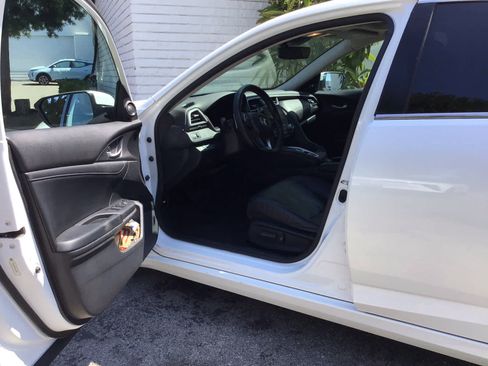 Used 2019 Honda Insight Touring image 2