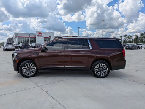Used 2023 GMC Yukon XL Denali Ultimate w/ LPO, Floor Liner Package AWD/4WD image 4