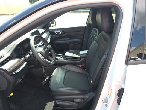 Used 2025 Jeep Compass Trailhawk AWD/4WD image 4