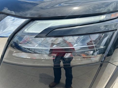 Certified 2025 Nissan Pathfinder SV FWD image 8