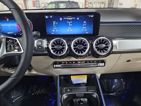 New 2025 Mercedes-Benz GLB 250 image 21