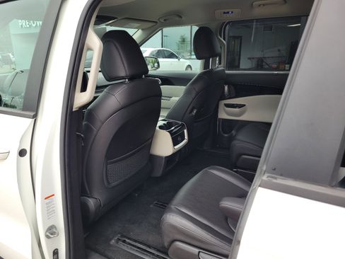 Used 2023 Kia Carnival EX FWD image 12