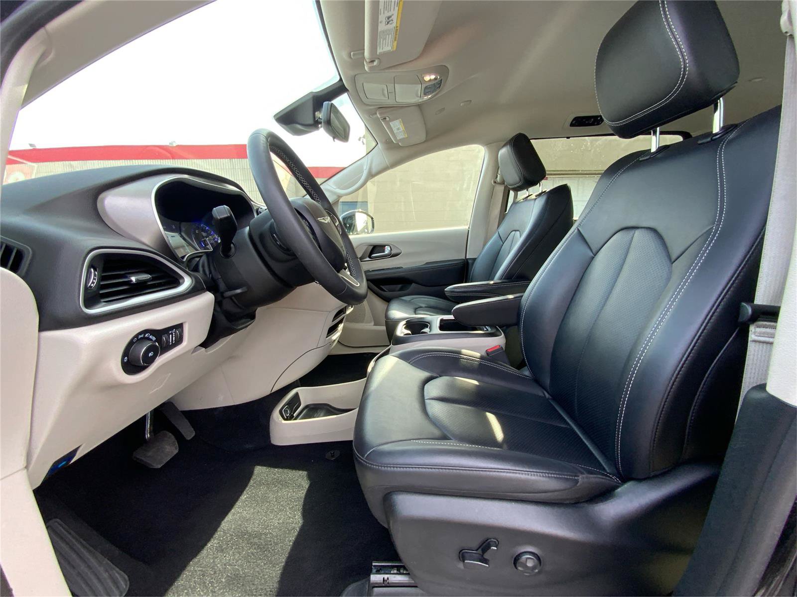 Used 2024 Chrysler Pacifica Touring-L FWD image 10