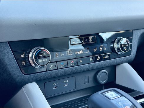 New 2025 Mitsubishi Outlander SEL image 11