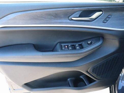 New 2025 Jeep Grand Cherokee Limited image 18