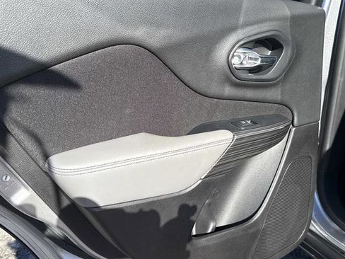 Used 2014 Jeep Cherokee Latitude w/ Comfort/Convenience Group image 10