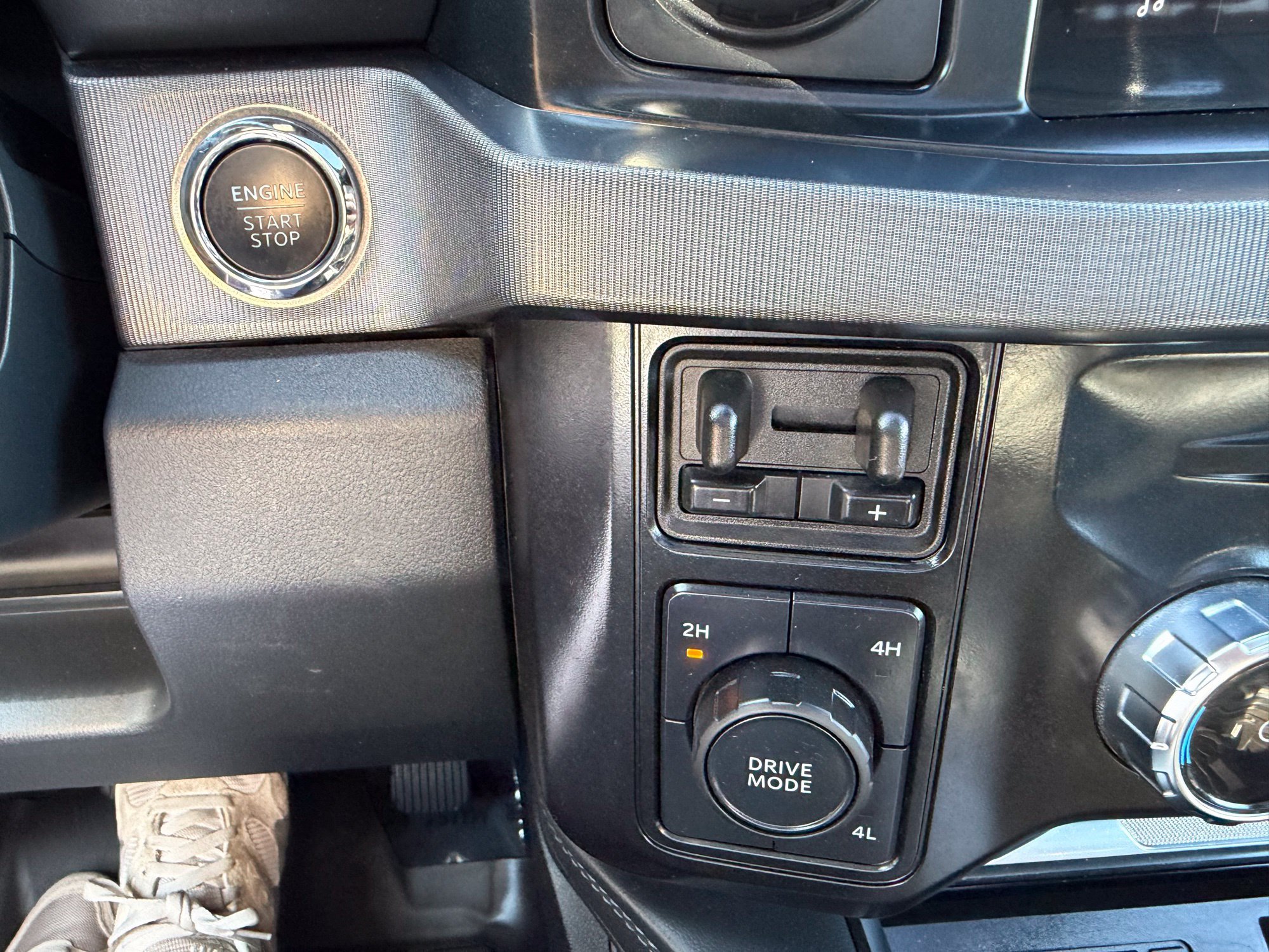 Used 2025 Ford F450 Platinum w/ FX4 Off-Road Package AWD/4WD image 28