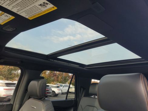 Used 2023 Ford Expedition Platinum image 11