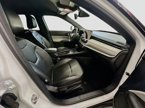 Used 2025 Jeep Compass Limited image 30