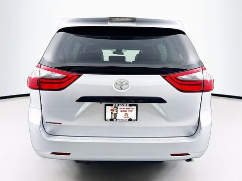 Used 2020 Toyota Sienna L image 8
