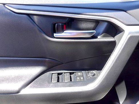 Used 2021 Toyota RAV4 XLE w/ Convenience Package FWD image 11