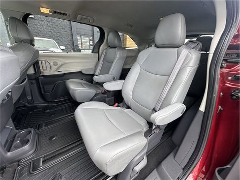 Used 2021 Toyota Sienna XLE AWD/4WD image 16