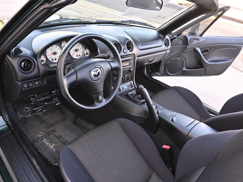 Used 2002 MAZDA MX-5 Miata RWD image 17