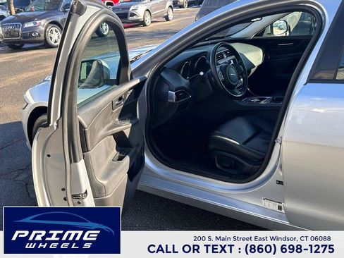 Used 2017 Jaguar XE Premium image 8