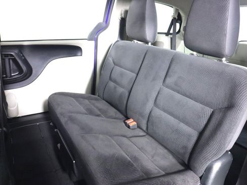 Used 2019 Dodge Grand Caravan SE w/ UConnect Hands-Free Group image 27