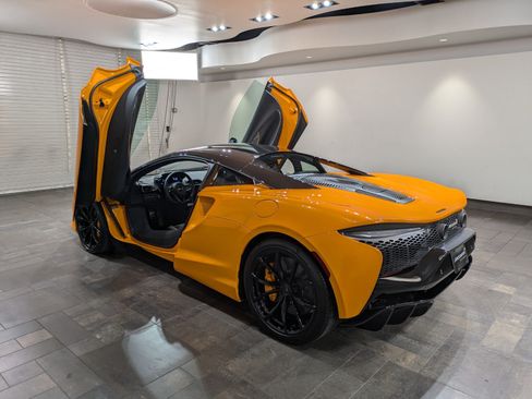 Used 2025 McLaren Artura RWD image 22