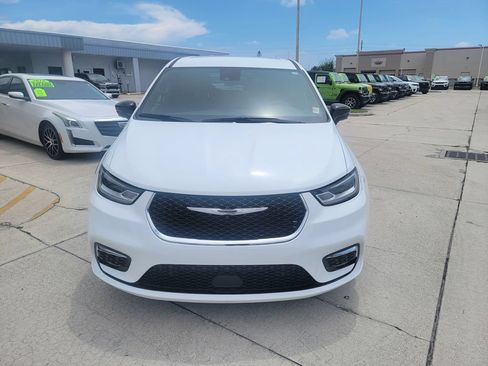 Used 2026 Chrysler Pacifica Select FWD image 9
