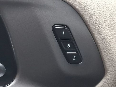 Used 2024 Chrysler Pacifica Touring-L FWD image 25