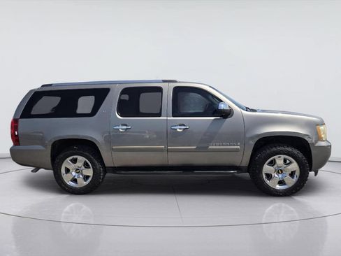 Used 2007 Chevrolet Suburban LT RWD image 4