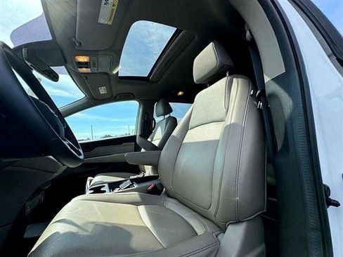 Used 2024 Honda Odyssey EX-L image 2