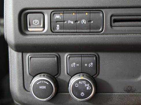 Used 2023 Chevrolet Suburban Premier image 16