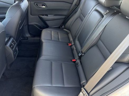 Used 2024 Nissan Rogue SV w/ SV Premium Package image 18