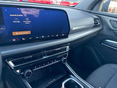 Used 2025 Chevrolet Traverse LT image 18