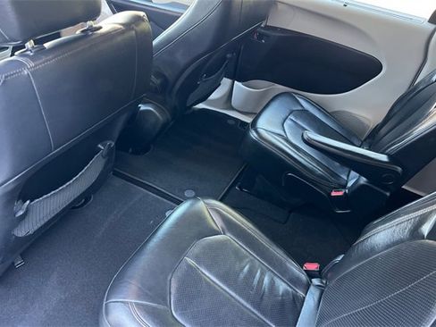 Used 2020 Chrysler Pacifica Touring-L image 13