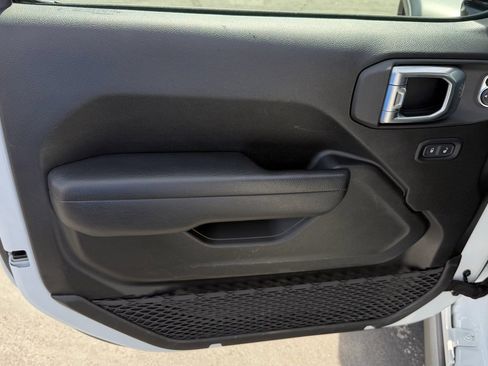 Used 2025 Jeep Wrangler Rubicon AWD/4WD image 17