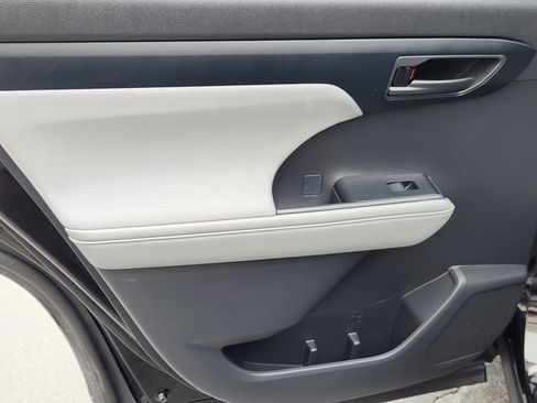 Certified 2024 Toyota Highlander LE FWD image 21