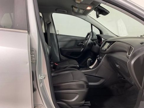 Used 2018 Chevrolet Trax LT w/ LT Convenience Package FWD image 28