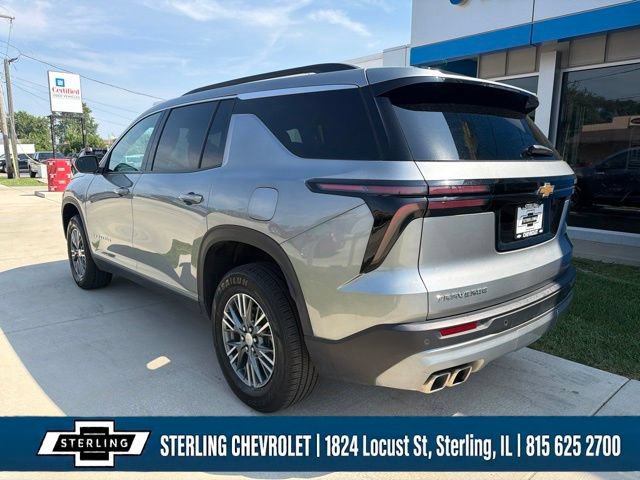 Used 2025 Chevrolet Traverse LT FWD image 3