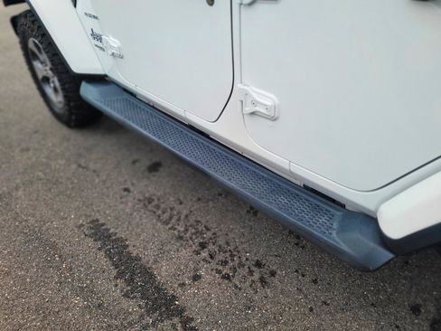 Used 2018 Jeep Wrangler Unlimited Sahara AWD/4WD image 16
