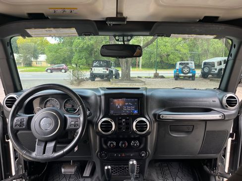 Used 2017 Jeep Wrangler Unlimited Sahara w/ Connectivity Group image 16