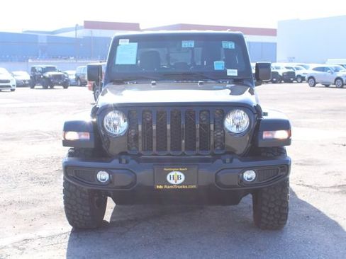 Used 2023 Jeep Gladiator Sport AWD/4WD image 2