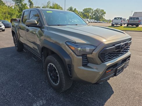 Used 2024 Toyota Tacoma TRD Off-Road w/ TRD Off Road Premium Package AWD/4WD image 2