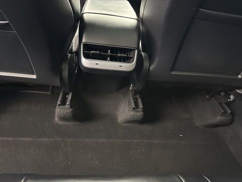 Used 2022 Tesla Model Y Long Range image 31