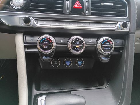 Used 2022 Genesis G70 2.0T image 27