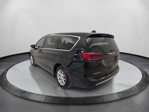 Used 2025 Chrysler Pacifica Select FWD image 7