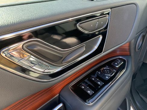 Used 2022 Lincoln Navigator 4WD image 24