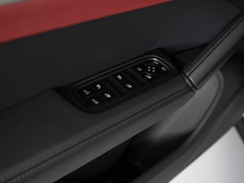 Certified 2025 Porsche Cayenne Coupe AWD/4WD image 19