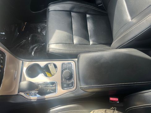 Used 2017 Jeep Grand Cherokee Overland w/ Jeep Active Safety Group image 15