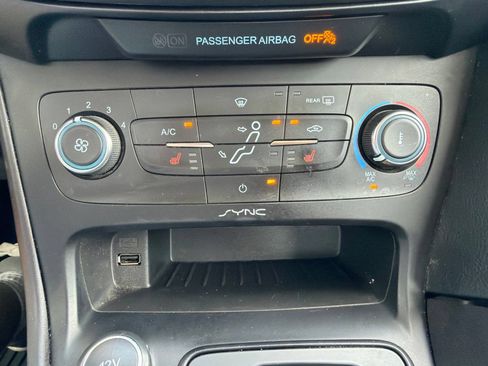 Used 2017 Ford Focus SE w/ Cold Weather Package FWD image 15