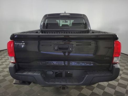 Used 2017 Toyota Tacoma TRD Off-Road AWD/4WD image 8