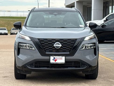 Used 2023 Nissan Rogue SV w/ SV Premium B Package image 3
