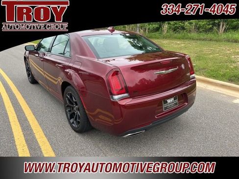 Used 2019 Chrysler 300 Touring w/ Sport Appearance Package image 7