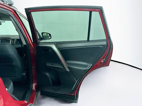 Used 2018 Toyota RAV4 LE image 27