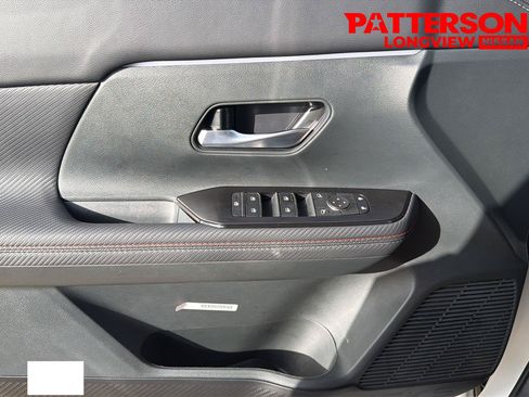 Used 2025 Nissan Kicks SR AWD/4WD image 17