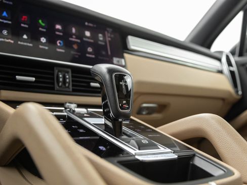 Certified 2022 Porsche Cayenne Platinum Edition image 26